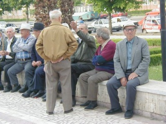 Înşelat de doi necunoscuţi: le-a dat 20.000 de lei pentru a-l ajuta să recupereze asigurările sociale